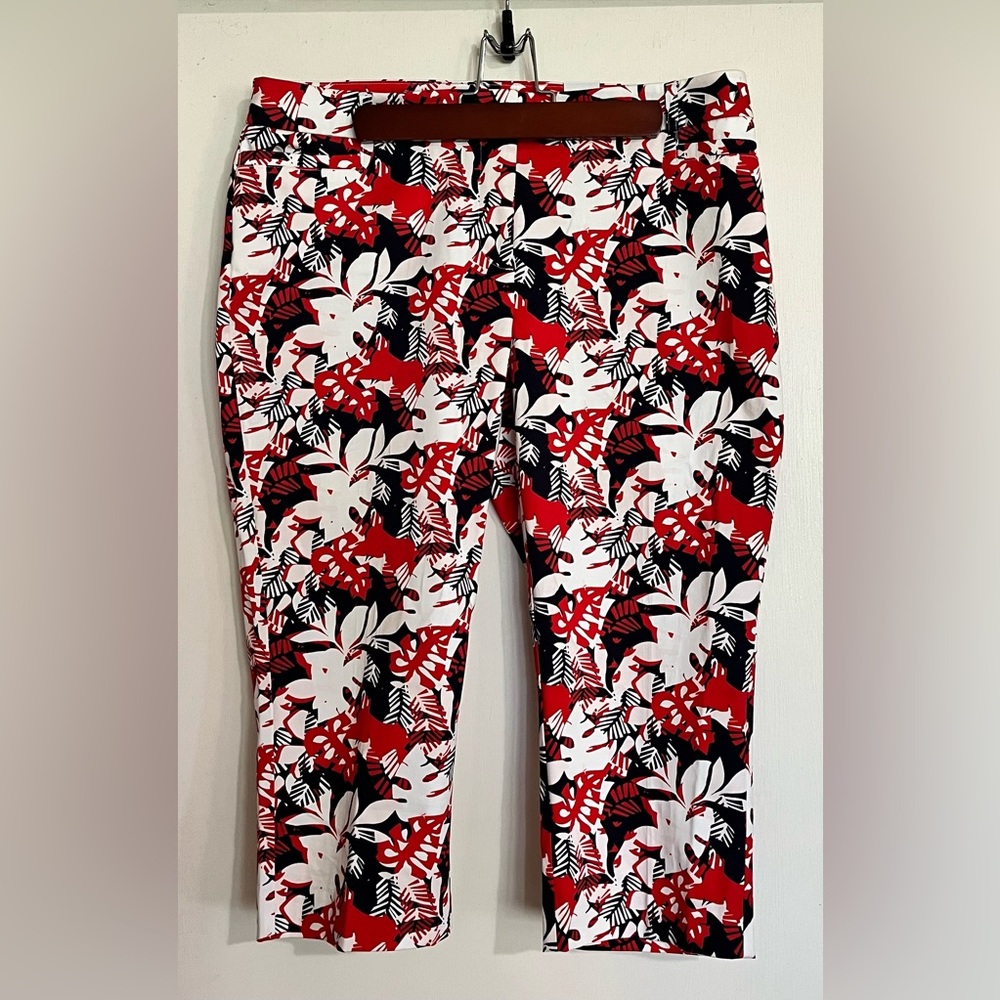 NWT Reitmans tropical pattern red, white and dark navy blue capris, size 10P
